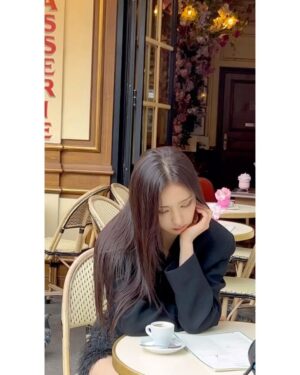 Shin Se-kyung Instagram - @rogervivier ✨ (숙취 아니고 꾸벅꾸벅 조는 연기임🫶🏼🫶🏼)