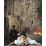 Shin Se-kyung Instagram - 9시 20분에 만나요📿🗡️🪞 #아라문의검
