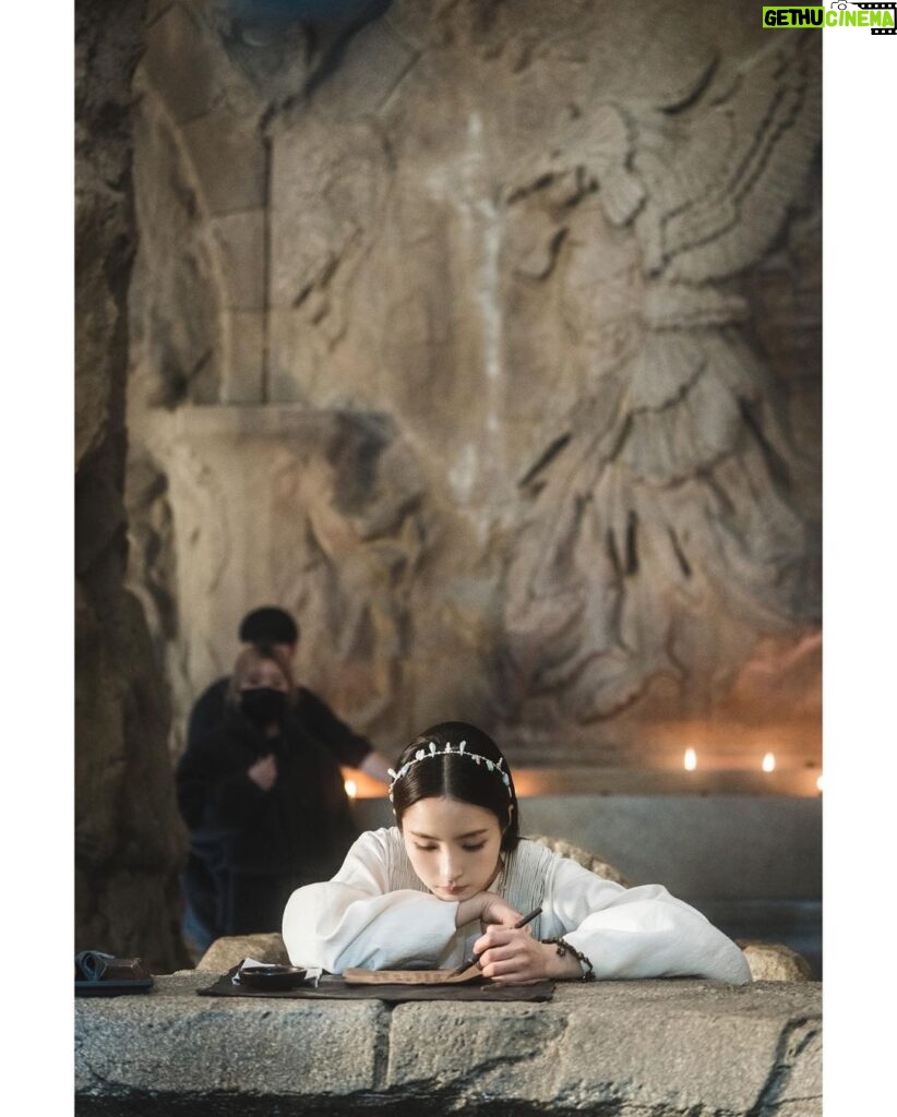 Shin Se-kyung Instagram - 9시 20분에 만나요📿🗡🪞 #아라문의검