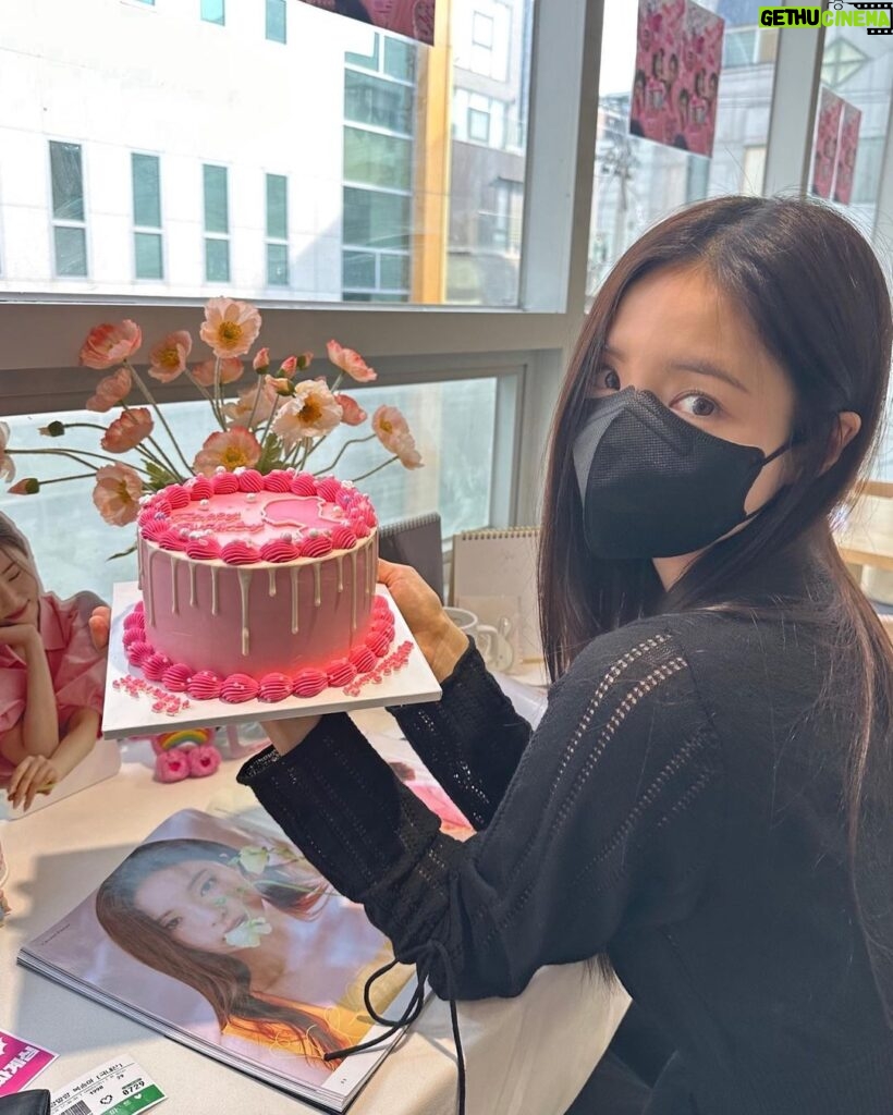 Shin Se-kyung Instagram - 생일 카페🫶🏼💕😌✨💝