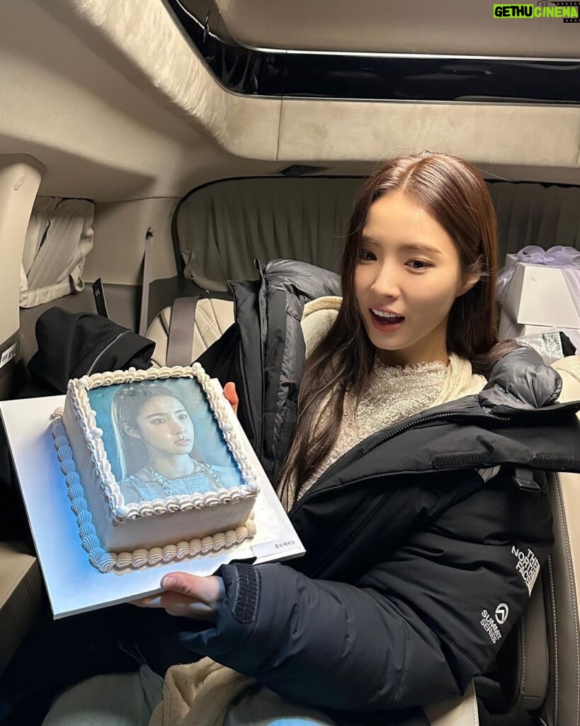 Shin Se-kyung Instagram - It was a freezing cold day on set but thanks to all of you everyone was able to enjoy a moment of warmth..💛 So grateful for your support, international fans!🥹