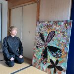 Shingo Katori Instagram – 今日から広島個展 #WhoAmITour に展示されます。
今日発売の #週刊文春WOMAN 創刊5周年記念号の表紙画。
タイトルは『 5 』
これまでの表紙画19作で、一年一枚ごとの花びらに
次の時代の花冠に繋がるようにコラージュしてみました。