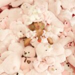 Shirin David Instagram - lieben wir 💅🏽 droppt donnerstag um 23:59 uhr 🧸 #bitchesbrauchenrap #liebenwir 👉🏽👈🏽