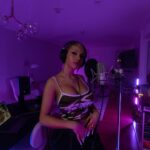 Shirin David Instagram - am sonntag um 12/00 uhr gibt es für euch ein paar babsi bars exklusiv aus der playboy mansion (meiner wohnung) auf youtube 💖🥵 Playboy Mansion