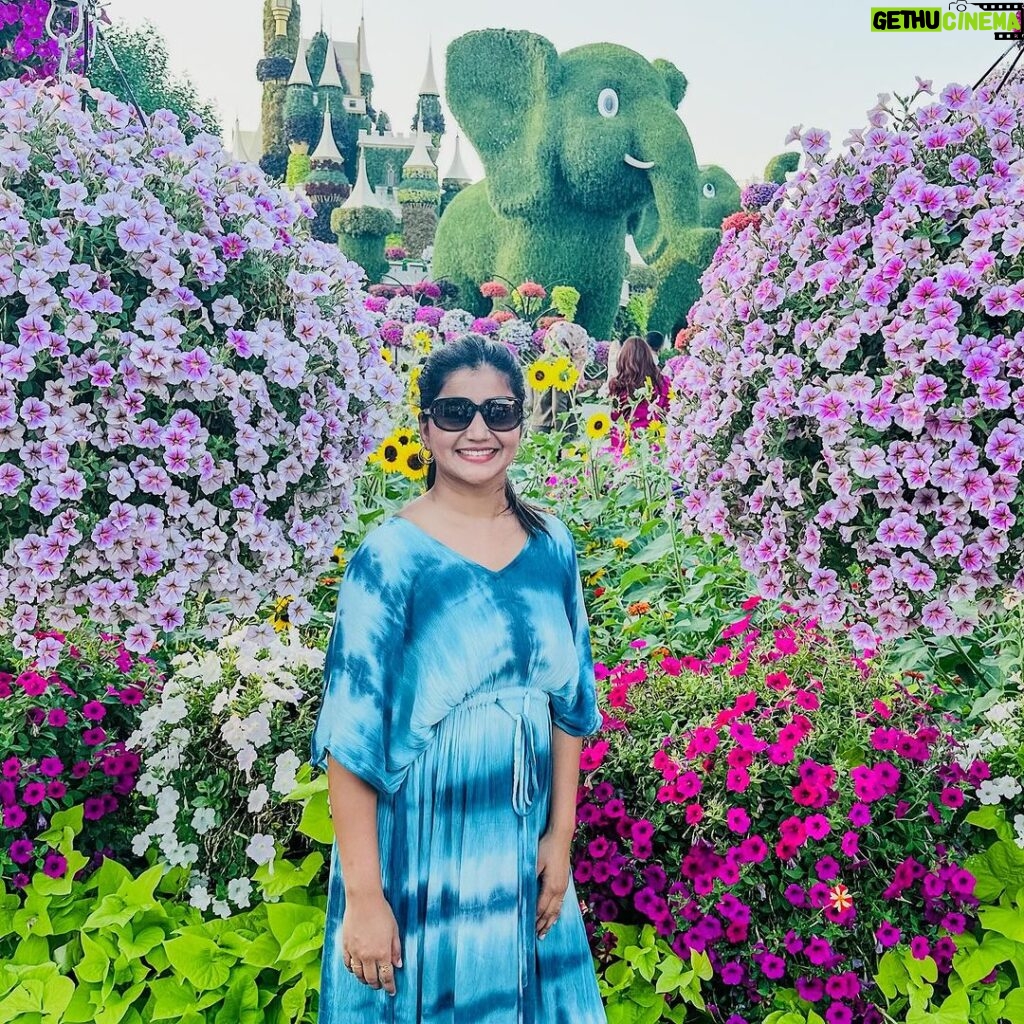 Shiva Jyothi Instagram - #dubaimiraclegarden ❤️ #newpost #instagram #instagood #travel #dubai #familytrip #coupletravel #jyothakka #shivajyothi Miracle Garden, Dubai
