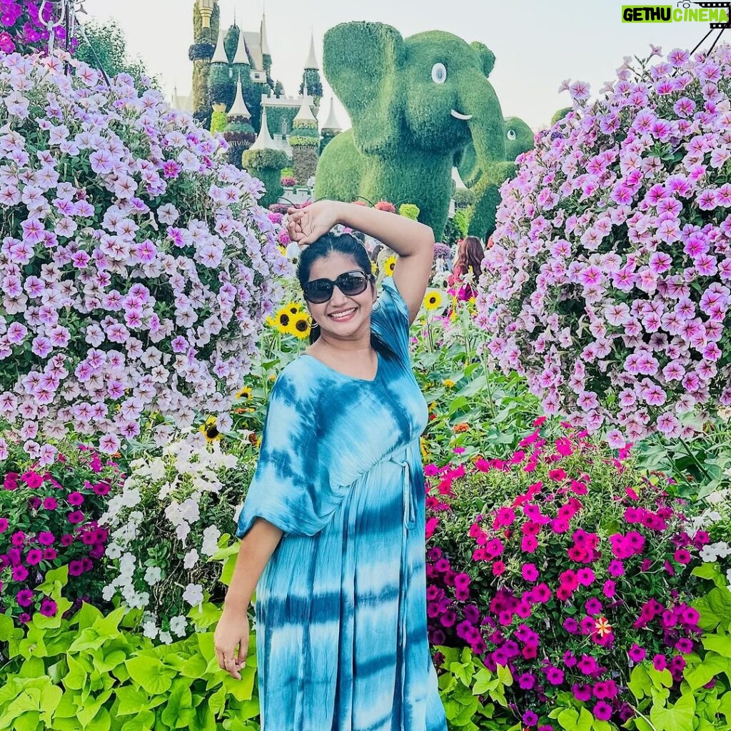 Shiva Jyothi Instagram - #dubaimiraclegarden ❤️ #newpost #instagram #instagood #travel #dubai #familytrip #coupletravel #jyothakka #shivajyothi Miracle Garden, Dubai