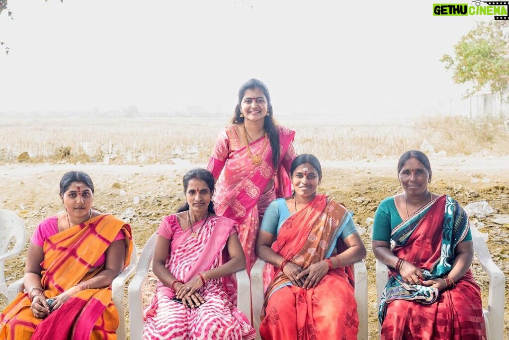 Shiva Jyothi Instagram - మా ఊరు... మా బలం.. మా బలగo…❤️❤️❤️ #nagampet ❤️ #nizamabad 💪 #newpost #jyothakka #shivajyothi #instagram #instagood #village #villagelife #villagepeople #purehearts Nagampet