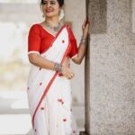 Shiva Jyothi Instagram – Women are the real architects of society.❤️
.
.
.

Styled & Costume Designed by @navya.marouthu

Jewellery @navya.marouthu

MUA @rekha_makeoverartistry 

Pics @thehashtag_photography
@jus_sonu

#newpost #instagood #instagram #shivajyothi #jyothakka #navyamarouthu #saree #sareelook