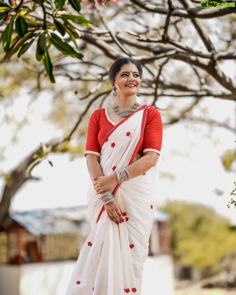 Shiva Jyothi Instagram - Women are the real architects of society.❤️ . . . Styled & Costume Designed by @navya.marouthu Jewellery @navya.marouthu MUA @rekha_makeoverartistry Pics @thehashtag_photography @jus_sonu #newpost #instagood #instagram #shivajyothi #jyothakka #navyamarouthu #saree #sareelook