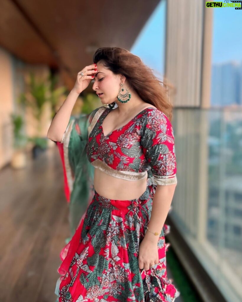 Shivaleeka Oberoi Instagram - In my moment 🌺 Which song comes to your mind? 🎶🤭