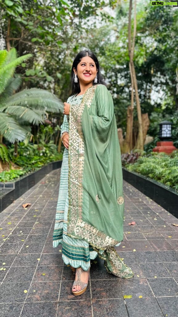 Shivani Sangita Instagram - Bas yun hi 💚 Wearing @_twinkle_boutique_