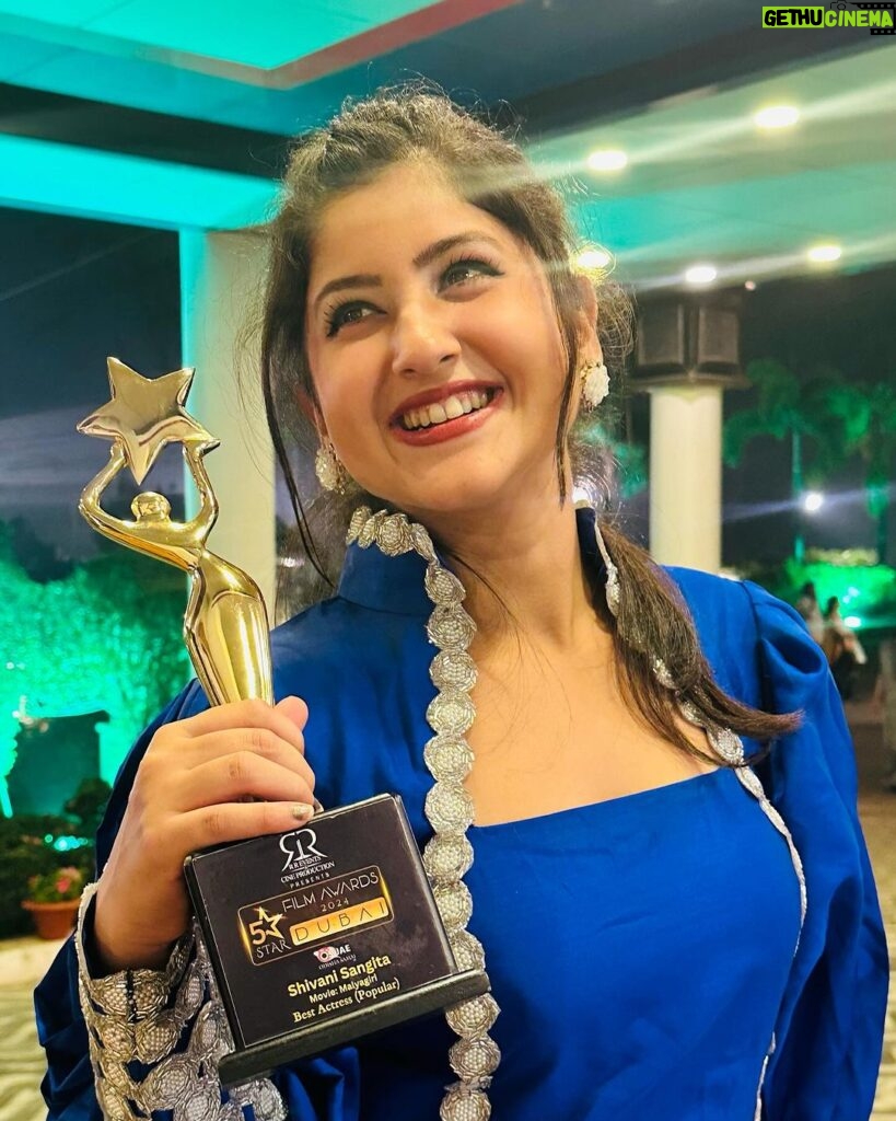 Shivani Sangita Instagram - This one’s for all those who loved Nidra in Malyagiri:- Best Actress ✨Thank you to all of you and my entire team of #malyagiri 😇❤️ And a special shoutout to @rameshbarikofficial for arranging this grand Award Show in Dubai for the very first time 😍 Wearing @chicvogueofficial 💙 Dubai, United Arab Emirates