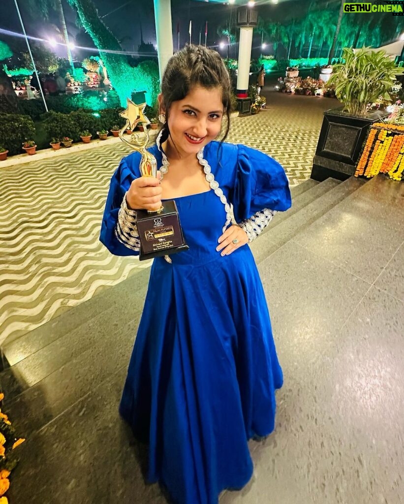 Shivani Sangita Instagram - This one’s for all those who loved Nidra in Malyagiri:- Best Actress ✨Thank you to all of you and my entire team of #malyagiri 😇❤️ And a special shoutout to @rameshbarikofficial for arranging this grand Award Show in Dubai for the very first time 😍 Wearing @chicvogueofficial 💙 Dubai, United Arab Emirates