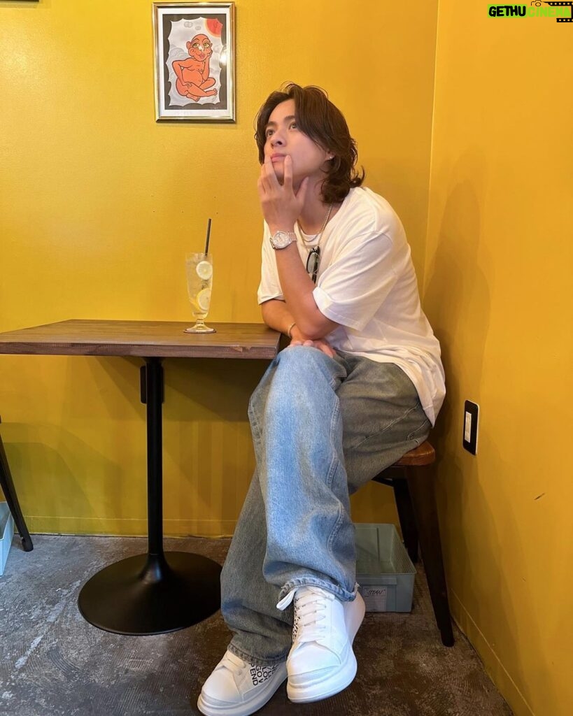 Sho Hirano Instagram - みなさんいかがお過ごしですか？ 夏、、、暑すぎませんか？ 昔こんなに暑くなかったですよね、、 この涼しそうな僕を見て涼んでください。 体調お気をつけて🫡