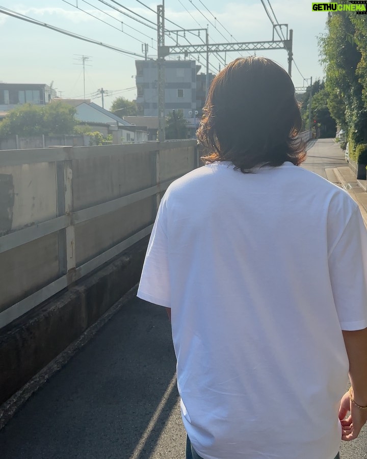 Sho Hirano Instagram - レモネードの後の散歩。 東京で地上走ってる電車見れる方が レアじゃない？ あれ、おれだけ？笑 あと、4枚目サングラスななめってない？ あれ、ださくない？笑