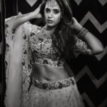 Shruthi Prakash Instagram - A look was served today ..❤️✨ Wearing @shlokasudhakarofficial ❤️ Photographer @sandeep.mv Jewellery @vivantgolddiamonds MUA @bridalmakeover_with_soumya Hair @hairanddrapeby_geetham [Shruti Prakash, Conceptual Shoot, Pose, Portrait, Makeup , Saree, Indian, Jewellery]]