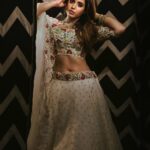 Shruthi Prakash Instagram - A look was served today ..❤️✨ Wearing @shlokasudhakarofficial ❤️ Photographer @sandeep.mv Jewellery @vivantgolddiamonds MUA @bridalmakeover_with_soumya Hair @hairanddrapeby_geetham [Shruti Prakash, Conceptual Shoot, Pose, Portrait, Makeup , Saree, Indian, Jewellery]]