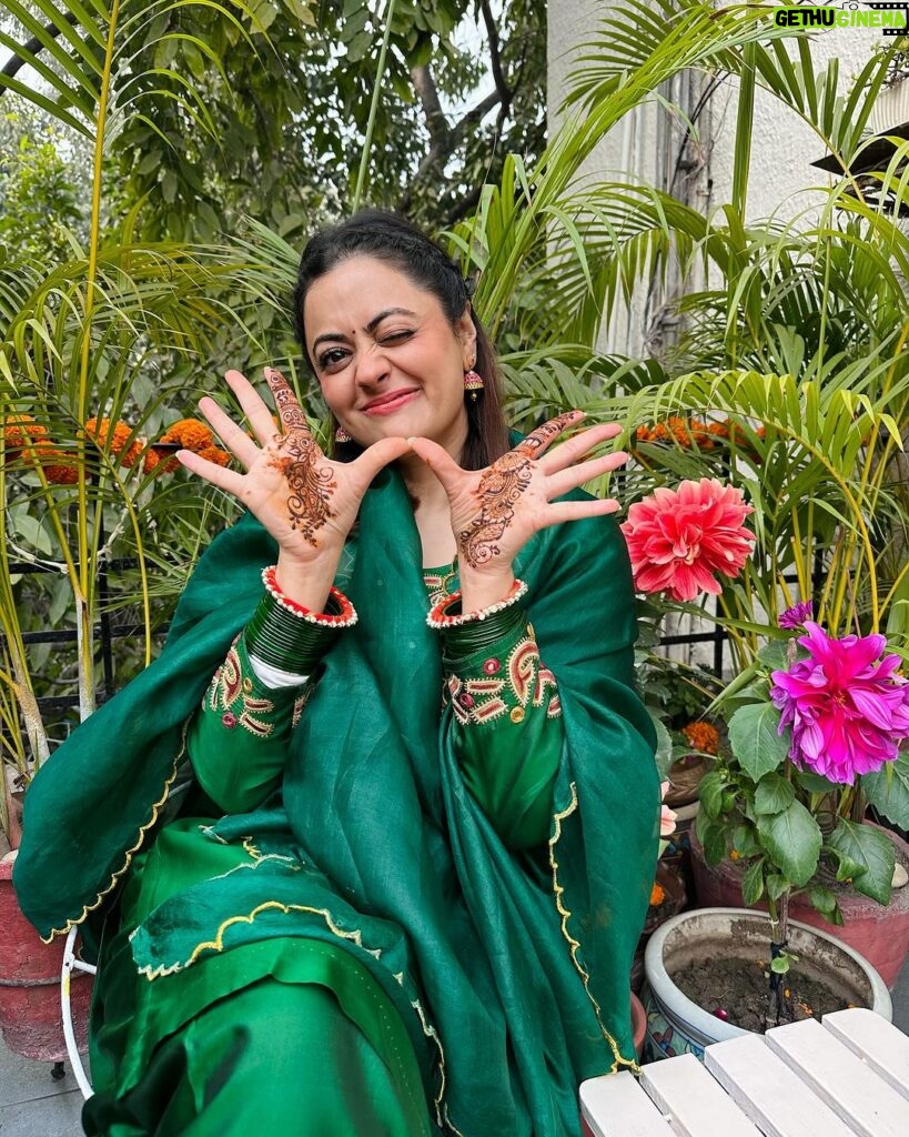 Shruti Sodhi Instagram - Same mehendi..same hands..Different poses (I tried)😅😂 TBH it was too much of an effort to pick one😁 #weddingseason #mehendi #shrutisodhi #winterweddingseason