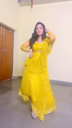 Shubhi Sharma Instagram - #shubhisharma #bhojpuri #song @singhpawan999