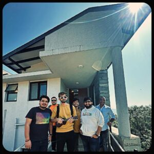 Siddhant Chaturvedi Instagram - Finally sab ko ek saath chutti mili! It had been a while! 
Thank you @saffronstays @koshavillas for your warm hospitality! Breezy, easy, good food and a beautiful view!
@nirmit.music Bro your house is a vibe and to make it happen so last minute! I owe you one! Also please my regards to Aunty! ❤️