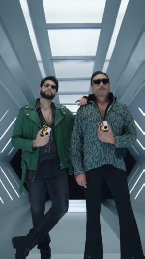 Siddhant Chaturvedi Instagram - Two eras, one incredible flip! Here's #TheBestFlip in town! #OPPOFindN3Flip

Who are you repping? @apnabhidu or @siddhantchaturvedi

#MadeToBeIconic