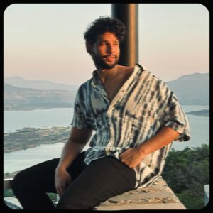Siddhant Chaturvedi Instagram - Finally sab ko ek saath chutti mili! It had been a while! 
Thank you @saffronstays @koshavillas for your warm hospitality! Breezy, easy, good food and a beautiful view!
@nirmit.music Bro your house is a vibe and to make it happen so last minute! I owe you one! Also please my regards to Aunty! ❤️