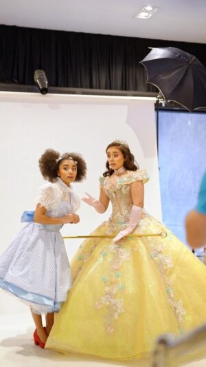 Sienna Belle Instagram - Enquanto nosso musical não estreia, dá uma olhadinha em como foi o ensaio fotográfico com o @caiogallucci. Um arraso, não?

Já garantiu os ingressos para a nossa Cidade das Esmeraldas? Visite o link da nossa bio e venha se encantar com Dorothy e seus amigos.

🌈 Estreia em 22 de julho no Teatro Procópio Ferreira.
💚 Ingressos disponíveis no site omagicodeozmusical.com.br, link na bio.
👠 Horários:
• quinta e sexta-feira - 20h;
• sábado -15h30 e 19h30;
• domingos - 15h30 

#omágicodeoz #omagicodeoz #thewizardofoz #teatromusical #musical #teatro #culturaSP