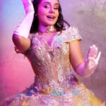Sienna Belle Instagram - 🫧 Prestem atenção no recado da @siennabelle, a nossa Glinda que em breve vem em sua bolha para encantar Dorothy e toda Oz! Já garantiu ingressos para a nossa Cidade das Esmeraldas? 🌈 Estreia em 22 de julho no Teatro Procópio Ferreira. 💚 Ingressos disponíveis no site omagicodeozmusical.com.br, link na bio. 👠 Horários: • quinta e sexta-feira - 20h; • sábado -15h30 e 19h30; • domingos - 15h30 e 19h30. #omágicodeoz #omagicodeoz #thewizardofoz #teatromusical #musical #teatro #culturaSP