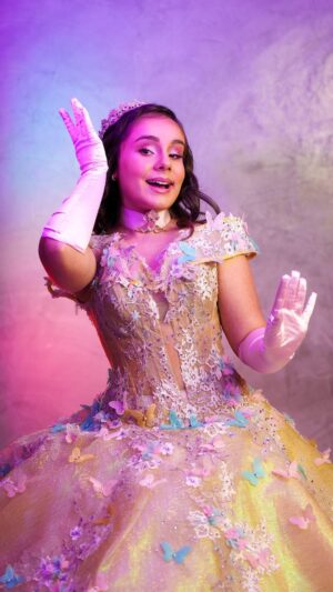 Sienna Belle Instagram - 🫧 Prestem atenção no recado da @siennabelle, a nossa Glinda que em breve vem em sua bolha para encantar Dorothy e toda Oz!

Já garantiu ingressos para a nossa Cidade das Esmeraldas?

🌈 Estreia em 22 de julho no Teatro Procópio Ferreira.
💚 Ingressos disponíveis no site omagicodeozmusical.com.br, link na bio.
👠 Horários:
• quinta e sexta-feira - 20h;
• sábado -15h30 e 19h30;
• domingos - 15h30 e 19h30. 

#omágicodeoz #omagicodeoz #thewizardofoz #teatromusical #musical #teatro #culturaSP