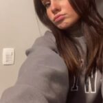 Sienna Belle Instagram - dizem que as pessoas ficam mais estilosas e se vestem melhor no frio… DIS-COR-DO! 🥲🤡🤧 parte de mim queria estar assim: moletom, em casa, chocolate quente e sériezinha :/ mas VAMOS TRABALHAAAR guerreirassss <3 😝🙈🫧🌈✨💖💐👠 #reels #explore