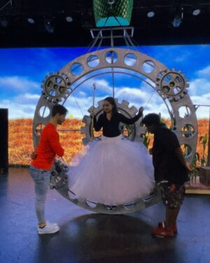 Sienna Belle Instagram - #tbt da minha primeira vez subindo na minha “bolha” de Glinda e fazendo testes de segurança pro espetáculo O Mágico de Oz! 🎀✨

*faltou registros, mas nesse dia eu fiz meu primeiro teste de voo também! (sim, eu dou uma voadinha 🙈) <3

quem foi assistir vê ainda mais de pertinho minha “bolha gigante” 🤭✨ 

querem mais bastidores do processo e tudo que rola no backstage? 👀💐💖