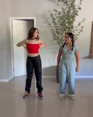 Sienna Belle Instagram - VIDA DURA IRMÃO! 😓

hoje tem #tbt de respeitooo das órfãs mais amadas de NYC (inclusive, estamos muuuito atrizes na primeira foto 🫣🤫🙈) + um vídeo muitoooo bom meu e da Biaaa lembrando da coreô de um dos nossos números favoritos do musical 5 anos depois KKKKK passaríamos no teste hoje? HAHAHA acho que crescemos um pouco, né? 

@manucostab_ faltou você pra fazer com a genteeee! 😆✨😝

quem aí sente falta de annie? 🥹♥️