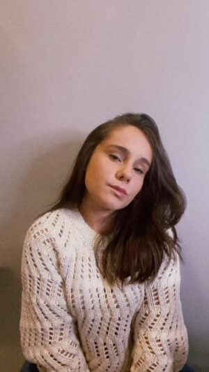 Sienna Belle Instagram - 🦁🌅🌟🥹

golden hour - @itsjvke 
cabelão, primeira tentativa… essa música é minha terapia <3 ✨🦋 

querem playlist das minhas músicas do momento nos stories? :)