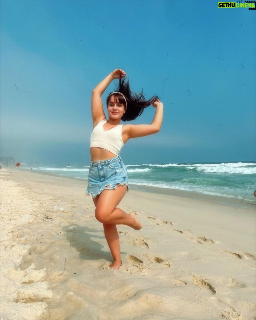 Sienna Belle Instagram - o que é um pontinho de 1,50m na praia do rio de janeiro? 🐠🌊👙✨🏖️🐚