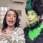 Sienna Belle Instagram - a conversa que a Bruxa Boa do Norte e a Bruxa Má do Oeste teriam na vida real… 🤨🫧💚✨😝 mas no fundo é só amor, admiração e risadas nesse camarim! <3 💖 hahaha quem amouuu?? 🤭