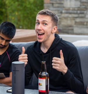 Simon Minter Instagram - What has two thumbs and social anxiety?