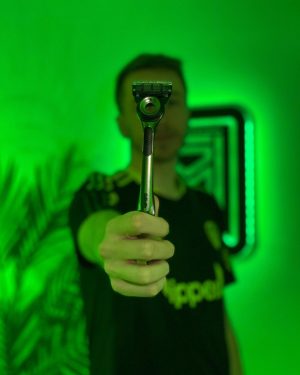 Simon Minter Instagram - Time for an effortless shave thanks to the new Gillette Labs razor. #effortlessflow #ad @gilletteuk