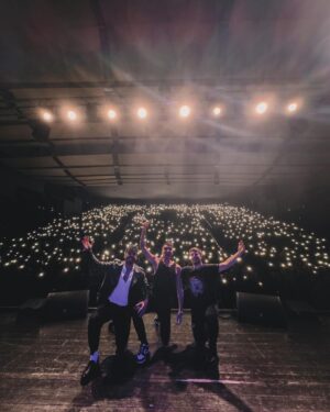 Simone Paciello Instagram - Se c’avessero detto che il 2024 sarebbe iniziato così con un triplo SOLD OUT con due date al Lirico di Milano e Varese forse non ci avremmo mai creduto.
Siete stati meravigliosi, ci state facendo vivere un sogno🤍