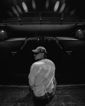 Simone Paciello Instagram - Se c’avessero detto che il 2024 sarebbe iniziato così con un triplo SOLD OUT con due date al Lirico di Milano e Varese forse non ci avremmo mai creduto.
Siete stati meravigliosi, ci state facendo vivere un sogno🤍