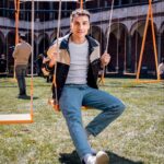 Simone Paciello Instagram - Oggi per la prima volta nella mia vita ho messo piede in università 😂 Il motivo non erano sicuramente i miei esami ma in occasione del FuoriSalone 2023, all'interno della mostra INTERNI Design Re-Evolution, Amazon ha dato vita a “The Amazing Playground”, un ampio spazio interattivo ed esperienziale con protagonista “SWING”, un'installazione a cura di Stefano Boeri Interiors. “SWING” è un’altalena speciale dalla forma circolare mette insieme spazio, tempo e ritmo e vuole essere anche una celebrazione del tempo libero, un’occasione per riscoprire il piacere del tempo della leggerezza e del divertimento dedicato anche allo shopping online di prodotti di arredo, oggi un’esperienza sempre più semplice e piacevole come giocare all’aria aperta. Lo spazio è visitabile dal 17 al 26 Aprile nel Cortile della Farmacia dell’Università degli Studi di Milano. Quindi cosa aspettate! P.s. Già che ci siete date anche i miei esami :) @amazon.it @stefanoboerinteriors @internimagazine #ad #TheAmazingPlayground #Swing