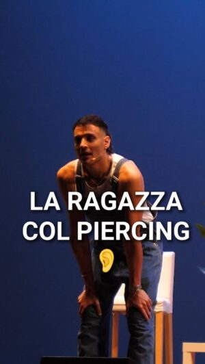 Simone Paciello Instagram - LA RAGAZZA COL PIERCING👂
Acquista i biglietti per gli spettacoli a teatro!🎭
Link in bio 🫶🏻
