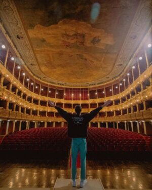 Simone Paciello Instagram - Letteralmente un sogno 🤍
La nostra primissima volta al sud è stato qualcosa di indescrivibile, un calore così poche volte lo abbiamo provato, per non parlare della bellezza dei teatri!
Grazie Palermo, Catania, Taranto e Lecce 🙏🏼