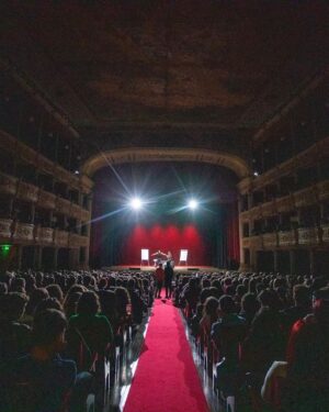 Simone Paciello Instagram - Letteralmente un sogno 🤍
La nostra primissima volta al sud è stato qualcosa di indescrivibile, un calore così poche volte lo abbiamo provato, per non parlare della bellezza dei teatri!
Grazie Palermo, Catania, Taranto e Lecce 🙏🏼