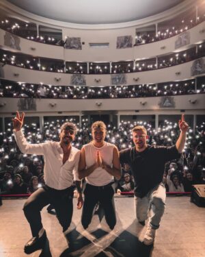 Simone Paciello Instagram - Letteralmente un sogno 🤍
La nostra primissima volta al sud è stato qualcosa di indescrivibile, un calore così poche volte lo abbiamo provato, per non parlare della bellezza dei teatri!
Grazie Palermo, Catania, Taranto e Lecce 🙏🏼