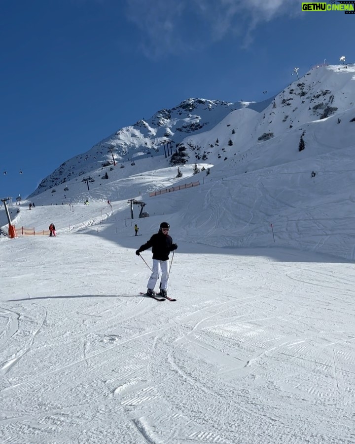 Sina Deinert Instagram - I’m getting better at skiing ⛷️ but it’s still a little scary not gonna lie 🙃