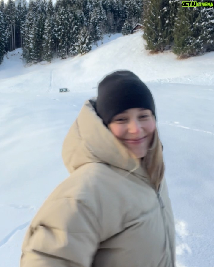 Sina Deinert Instagram - I’m getting better at skiing ⛷️ but it’s still a little scary not gonna lie 🙃