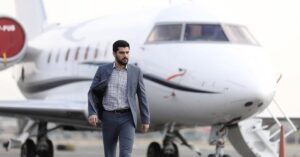 Sina Mehrad Instagram - ...‏🔴باید سریع و بموقع عمل کنیم
‏چرا که  خیلی زود دیر میشود...
.
‏‎افتخار میکنم در سریالی بازی میکنم که تهیه کننده ی آن برای حفظ جان عوامل و شکستن زنجیر شیوع کرونا در کشور ، اولین پروژه ای بود که فیلمبرداری اش را با پذیرش تمام ضرر و زیان ها متوقف کرد ...
با توجه به اینکه نزدیک به ۶ ماه از تولید آن  سپری شده و تنها ۳ هفته به اتمام آن باقی مانده بود.
نه فقط در سینما...همه و همه چیز و همه جا...
.‏
سریال شبکه خانگی « آقازاده ‏
‎ طراح ، نویسنده و تهیه کننده : حامد عنقا
‏‎کارگردان : بهرنگ توفیقی
عکس : محمد دارایی
#همه_با_هم #کرونا_را_شکست_میدهیم 
#بمون_خونه_رفیق#stayhome