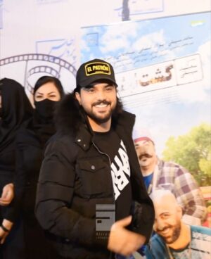 Sina Mehrad Instagram - ❤️مشهد
میدونم که از راه دور و نزدیک اومدین
میدونم که با قلب سرشار از مهر اومدین
 اما نشد
نشد چون امنیت جانی و سلامت شما مهم بود
باور کنید که آرزو داشتم  ساعتها بایستم و با تک تک شما عکس‌ بگیرم
با تمام وجود به احترام شما کلاه از سر برمیدارم و فروتنانه عذر میخواهم
Video : @alirezaajafarzadeh