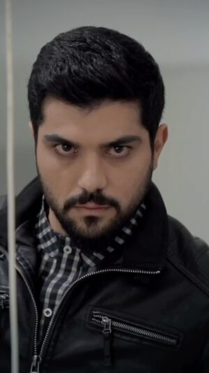 Sina Mehrad Instagram - 💔
@behrangtofighi @alizandevakili @aghazadeh.series
#حامد_عنقا 
Video: @nadiyadinii 🙏🏼🌹