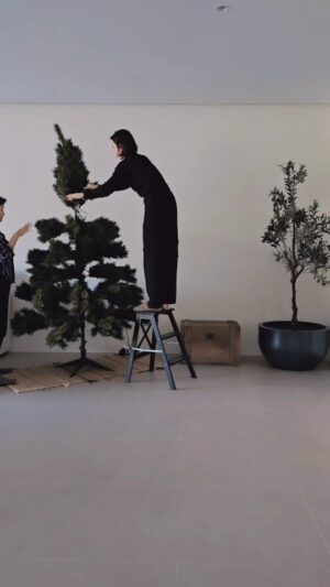 Sirin Horwang Instagram - Activity of the day !! 🌲🌲🎉🎉
Love the tree perfect!! @merryxmastree_th
#christmastree #alexa444